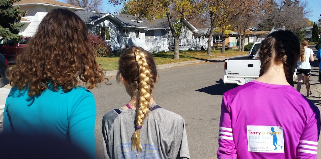 Les élèves du PSQV obligent un nouveau « look » à des membres du personnel pour la marche Terry Fox 2016