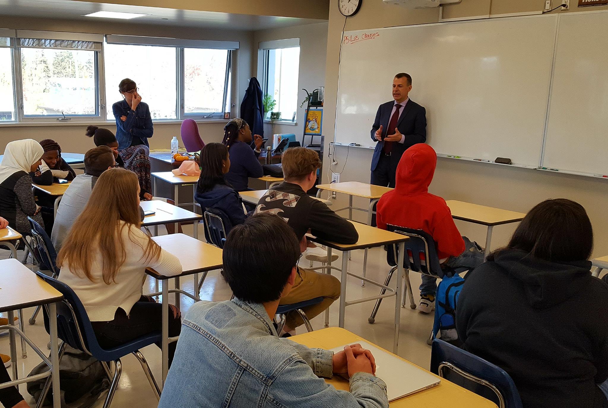 Le Consul général de France à Vancouver rencontre les élèves du Pavillon Gustave-Dubois