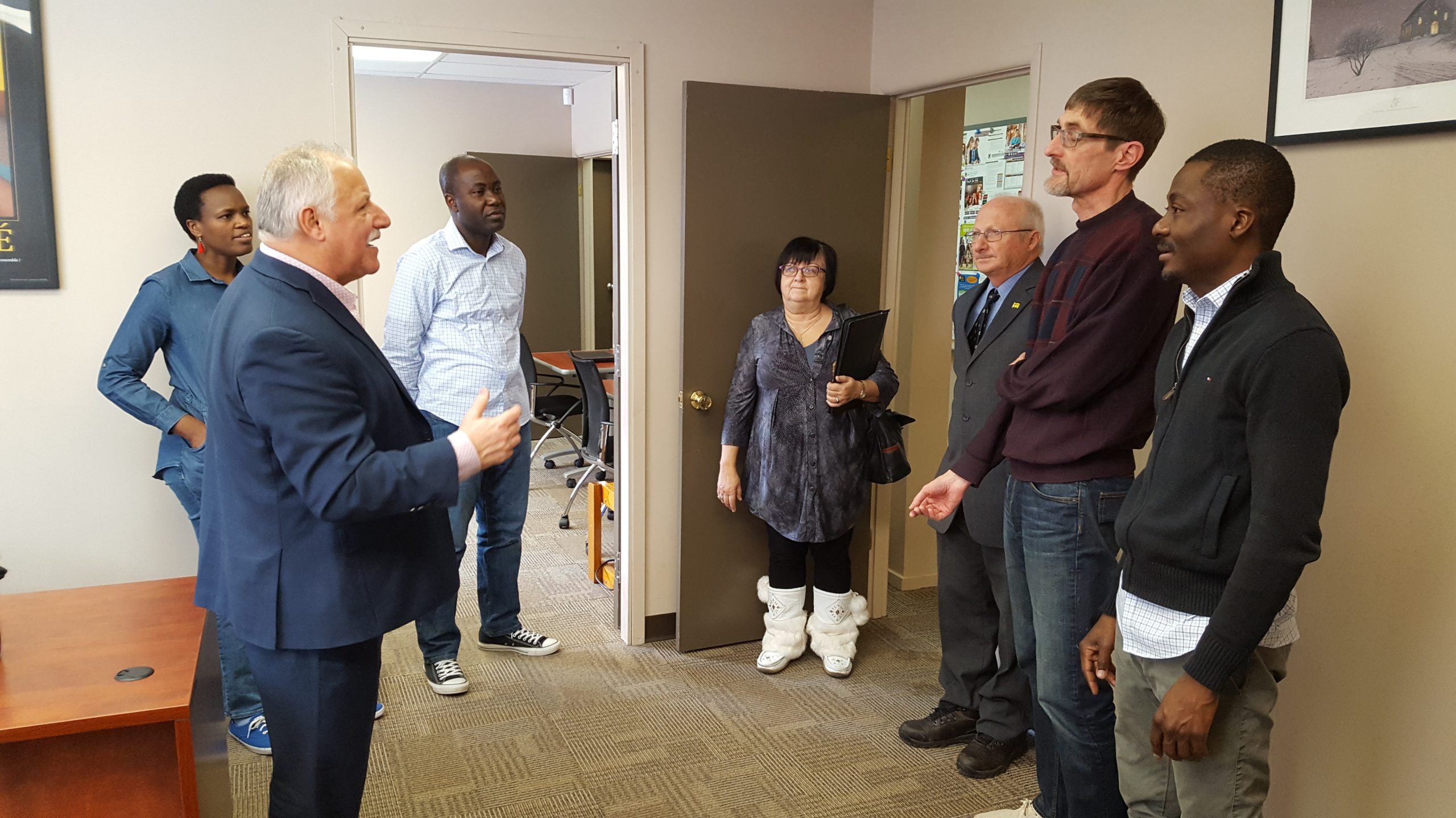 Le député Darel Samson visite la Fédération des francophones de Saskatoon